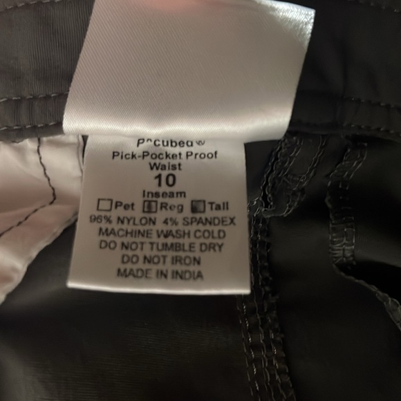 NWOT pants with six pockets two zippered - Picture 4 of 4